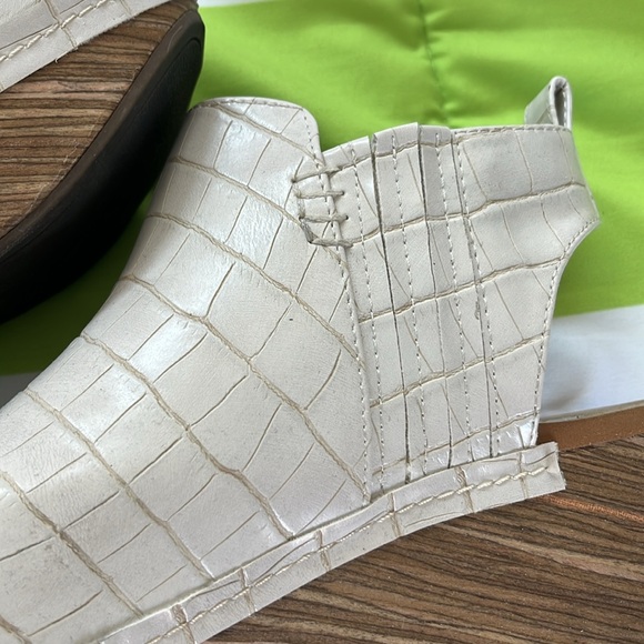 Unique “Clog” Shoes - Picture 3 of 6